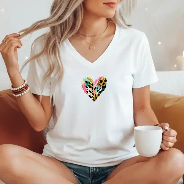 Tricou de dama din bumbac 100% cu guler in V imprimeu LEOHEART