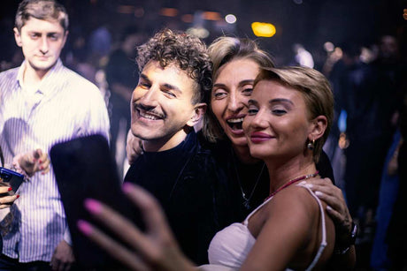 Poza de cover. Tinute de festival_idei de outfituri la moda in acest an pentru aparitii uimitoare_Persoane care se distreaza si isi fac poze la festival