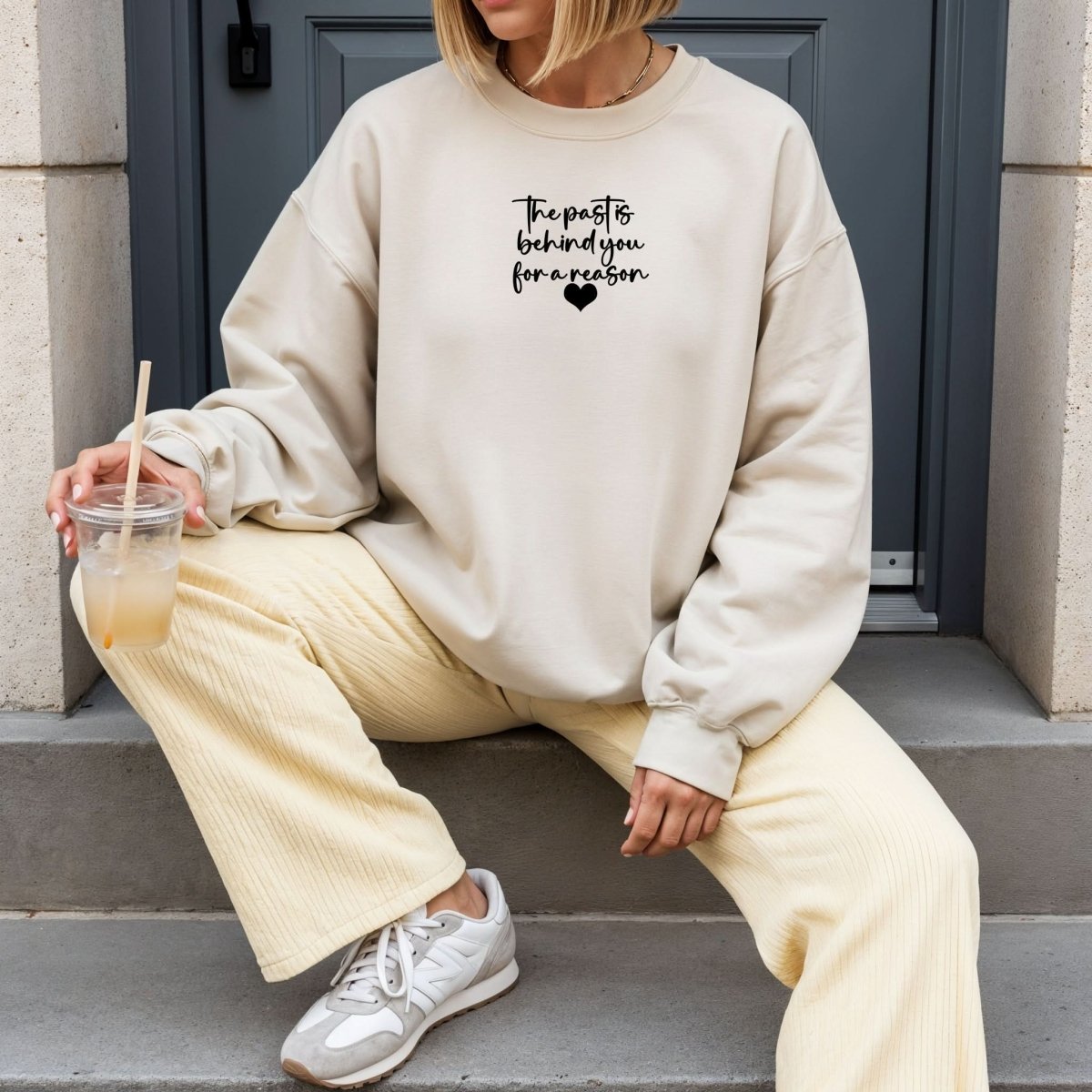 Hanorac dama oversize cu mesaj BEHIND YOU